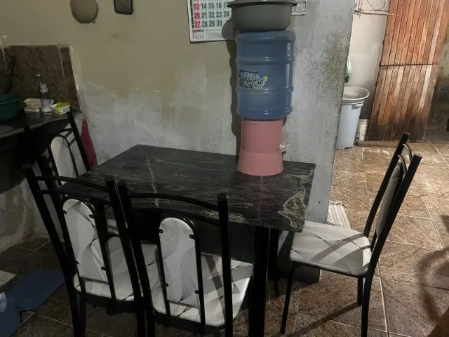 Mesa com 4 cadeiras 