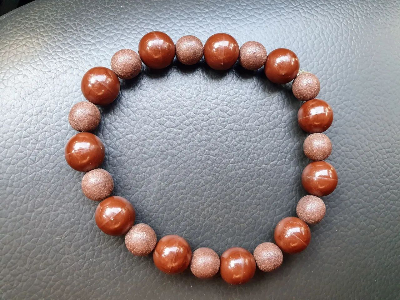 Pulseira de contas marrom - Foto 2