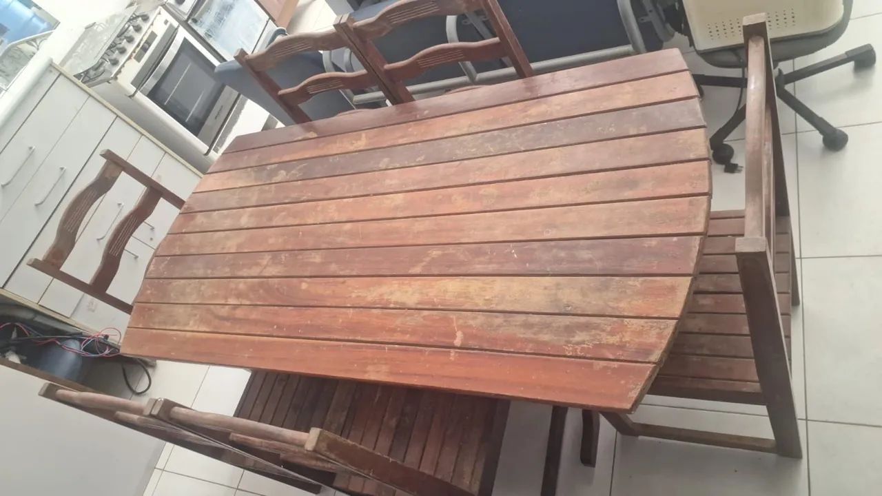 Mesa de madeira com 6 cadeiras  - Foto 2