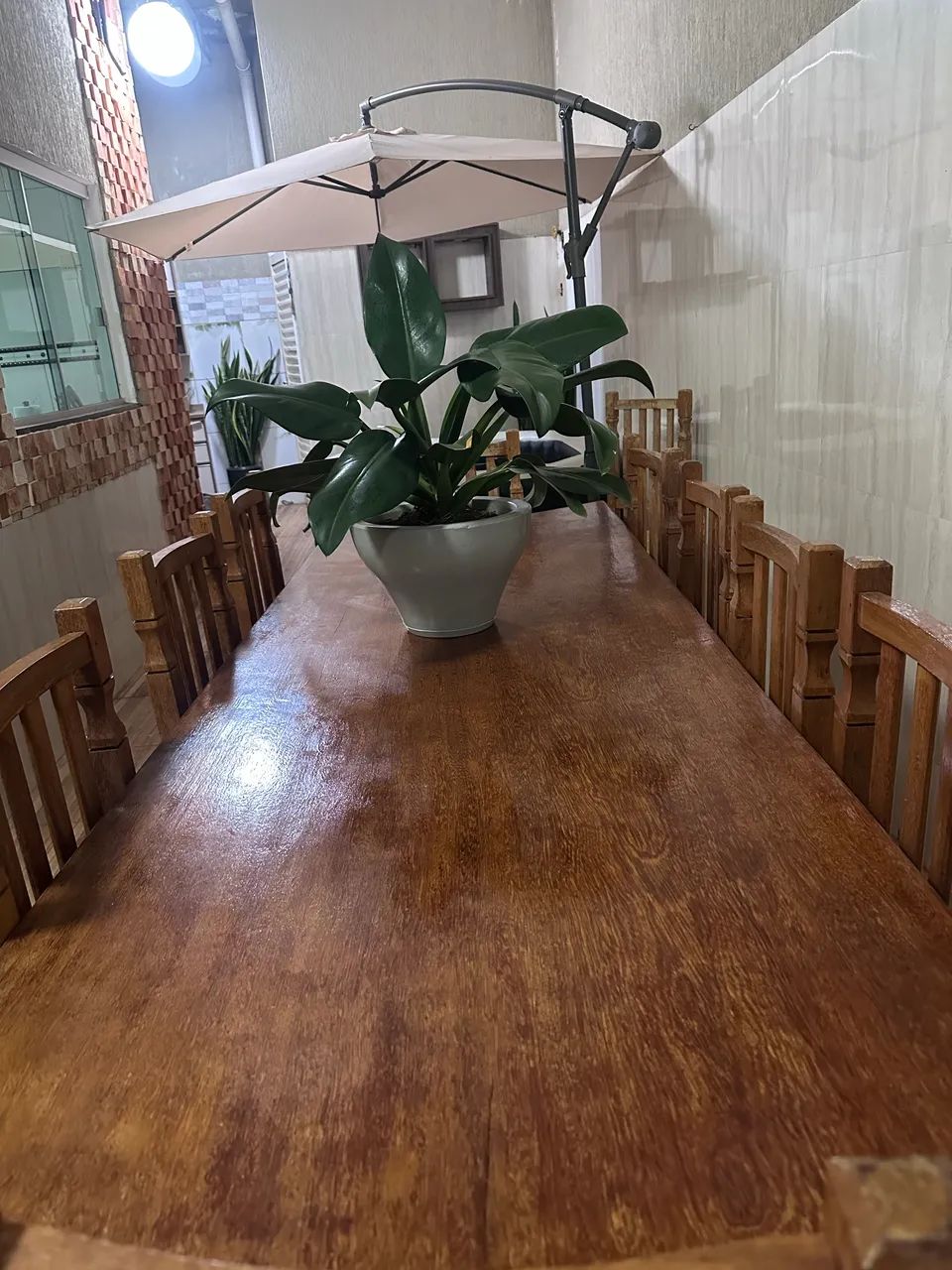 Mesa de madeira maciça com 10 cadeiras  - Foto 4