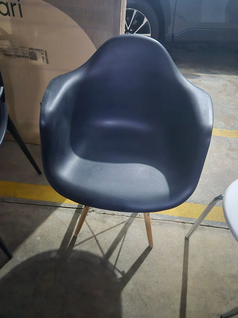 Cadeira Eames com braço. Preta. - Foto 4