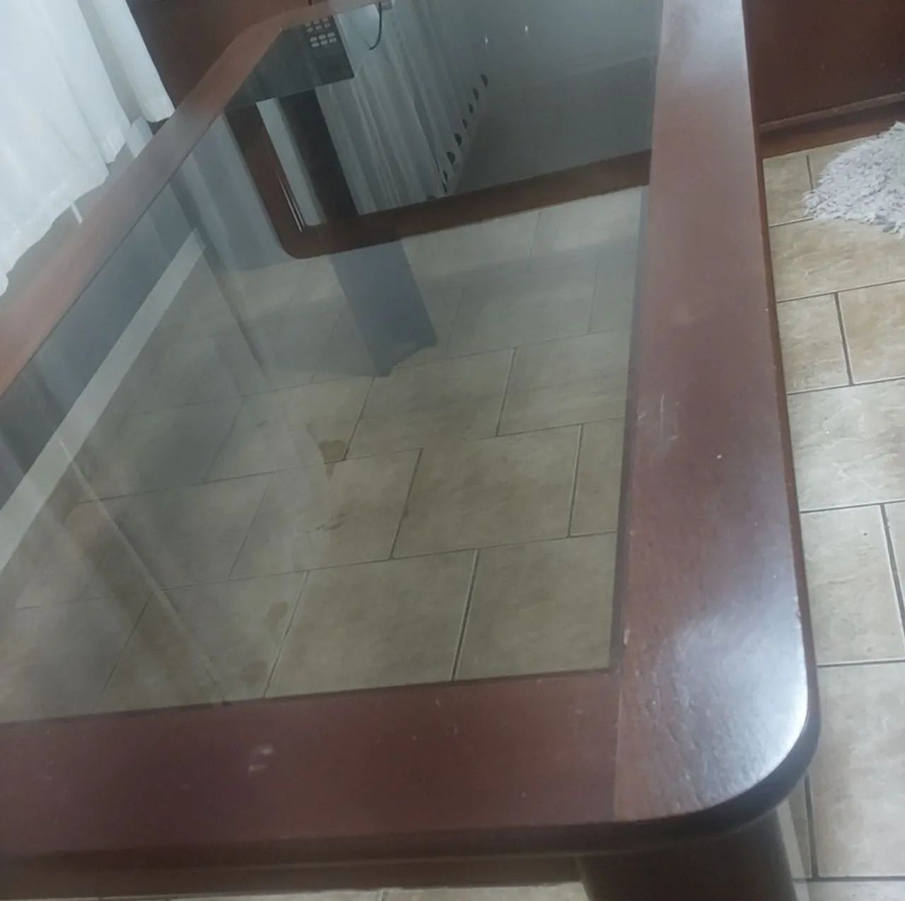 Mesa de madeira maciça com tampo de vidro