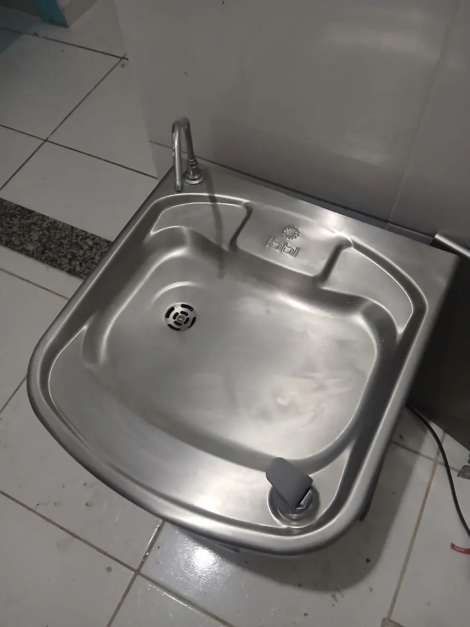 Bebedouro industrial de parede 