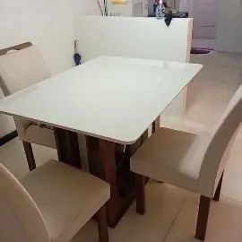 Mesa de jantar 4 cadeiras com estofados semi nova  - Foto 3
