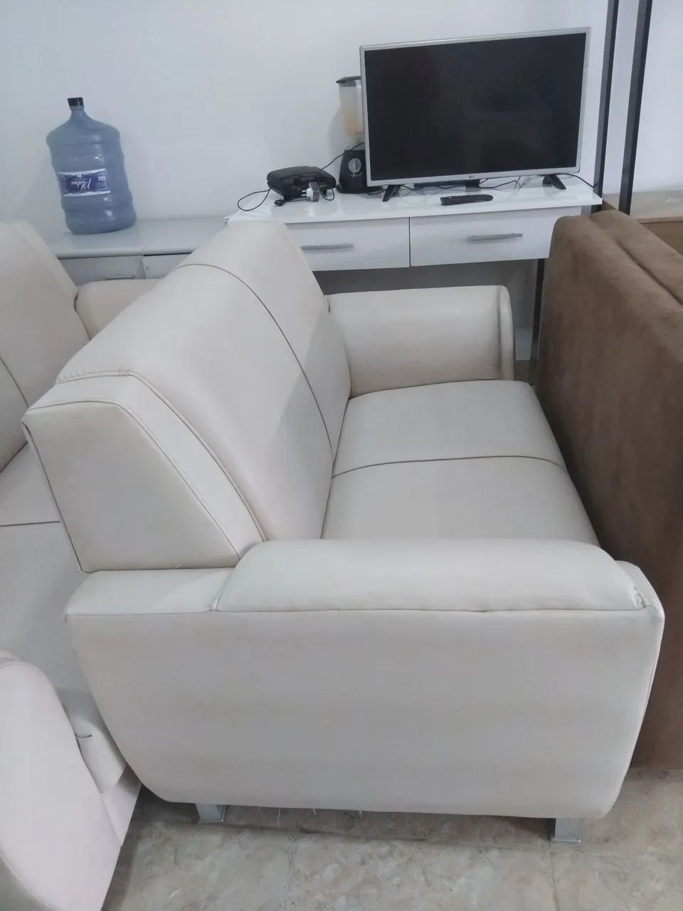 Sofá citrino cim 3 lugares e 2 lugares bem conservados - Foto 2