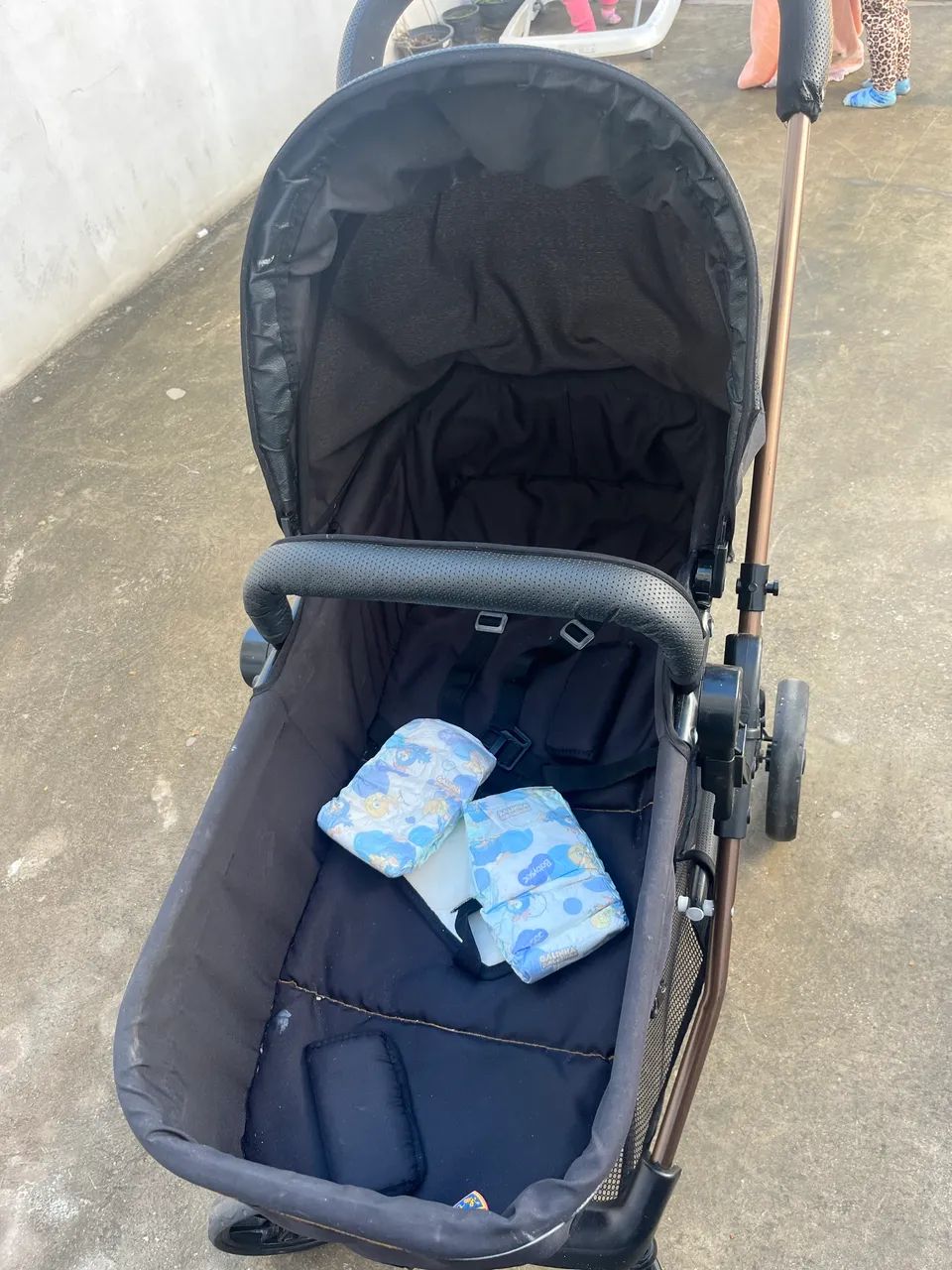 Carrinho de bebê com bebê conforto 