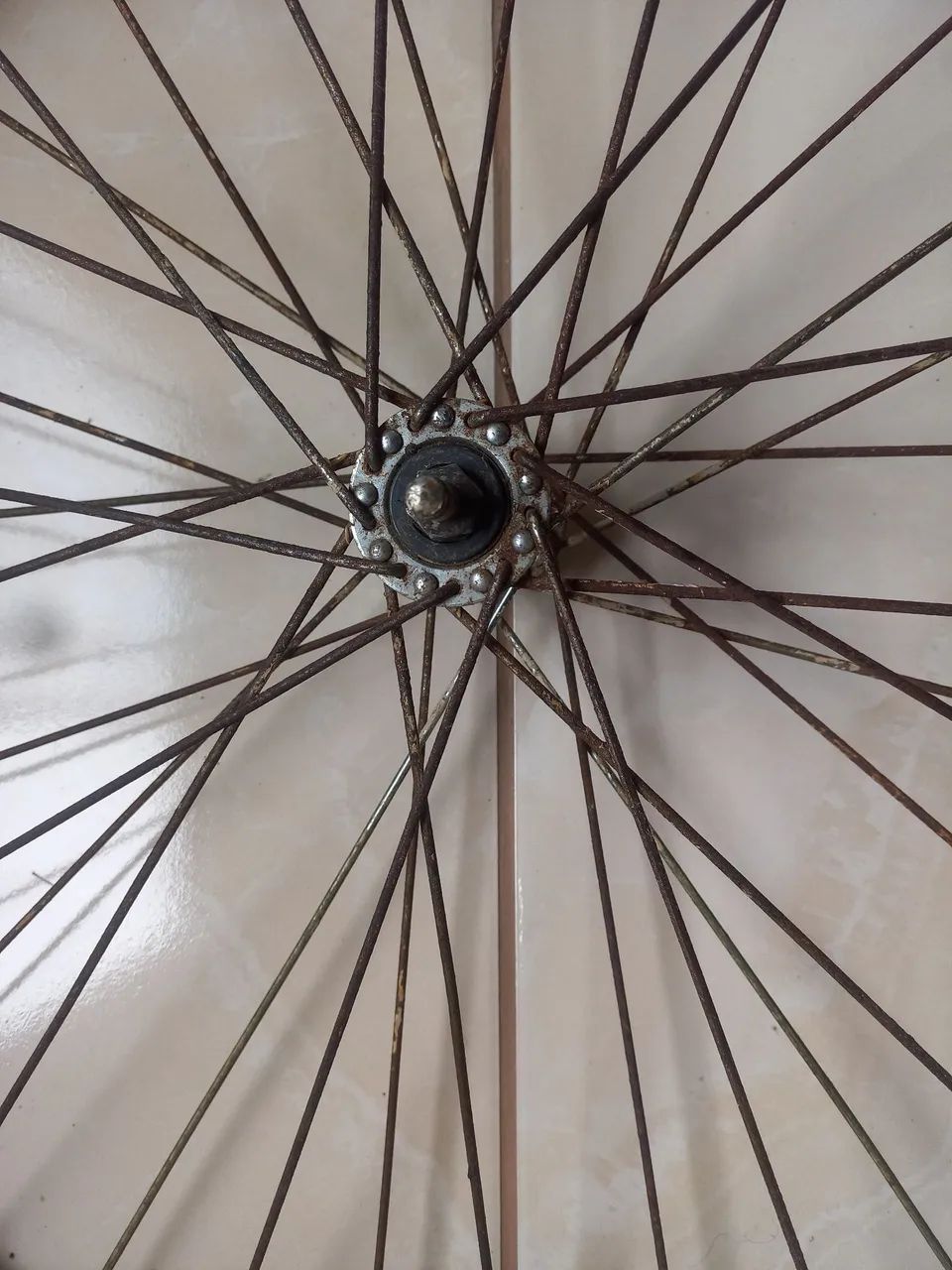 Roda de bicicleta barra forte antiga  - Foto 4