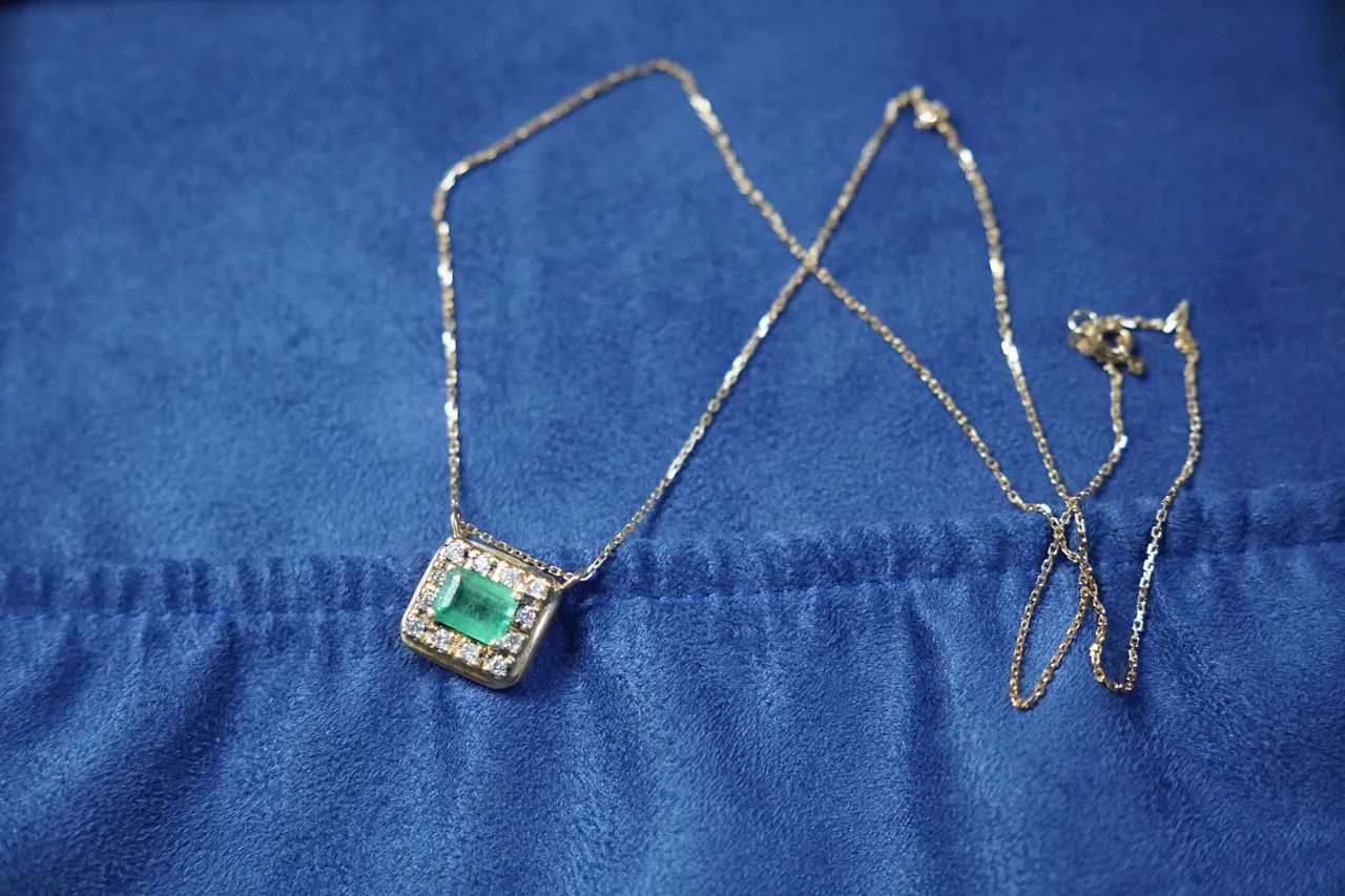 Colar de esmeralda e diamantes em ouro 18k 