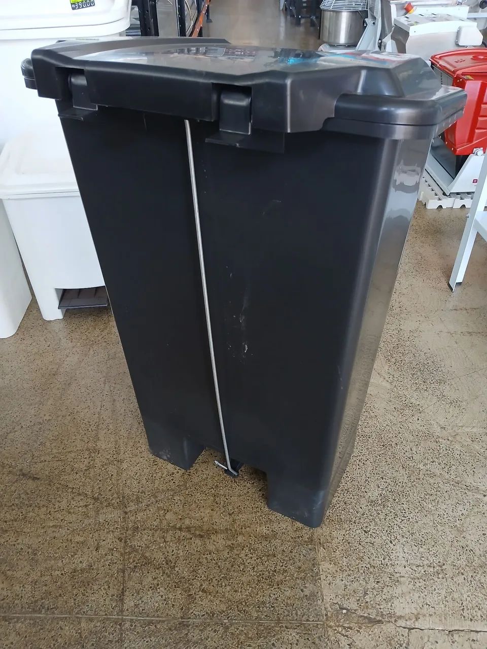 Lixeira Retangular C/ Pedal 100 Litros Resistente - Foto 4