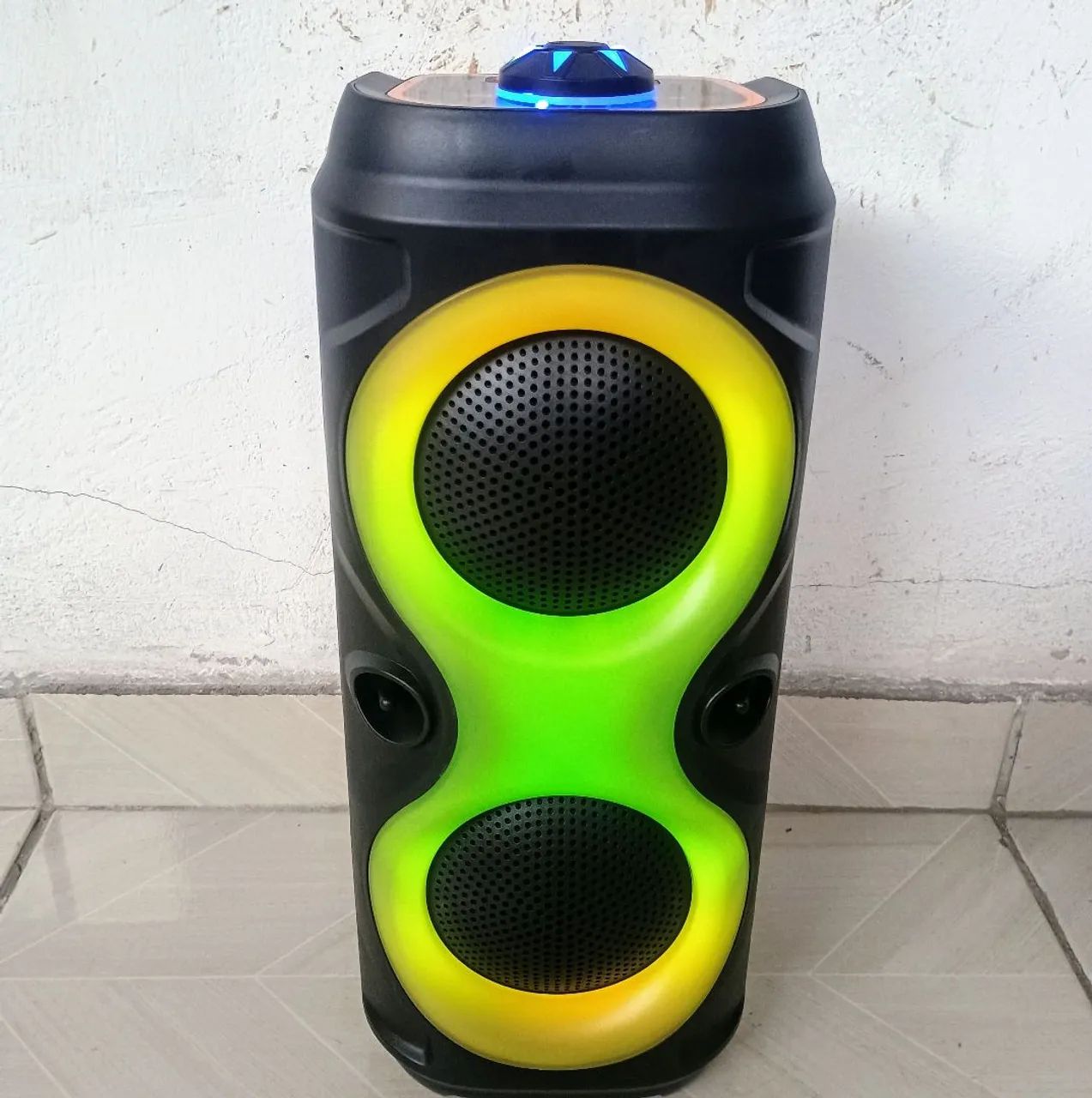 Caixa de Som Bluetooth tamanho médio com excelente qualidade de áudio e iluminação