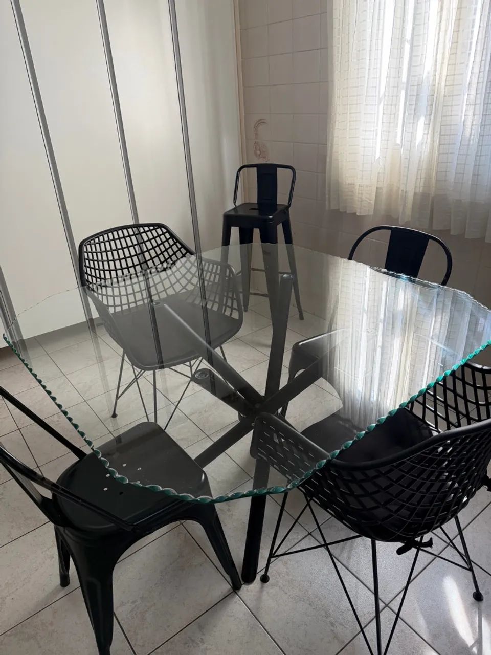 Mesa de Jantar Tampo de Vidro e 4 Cadeiras
