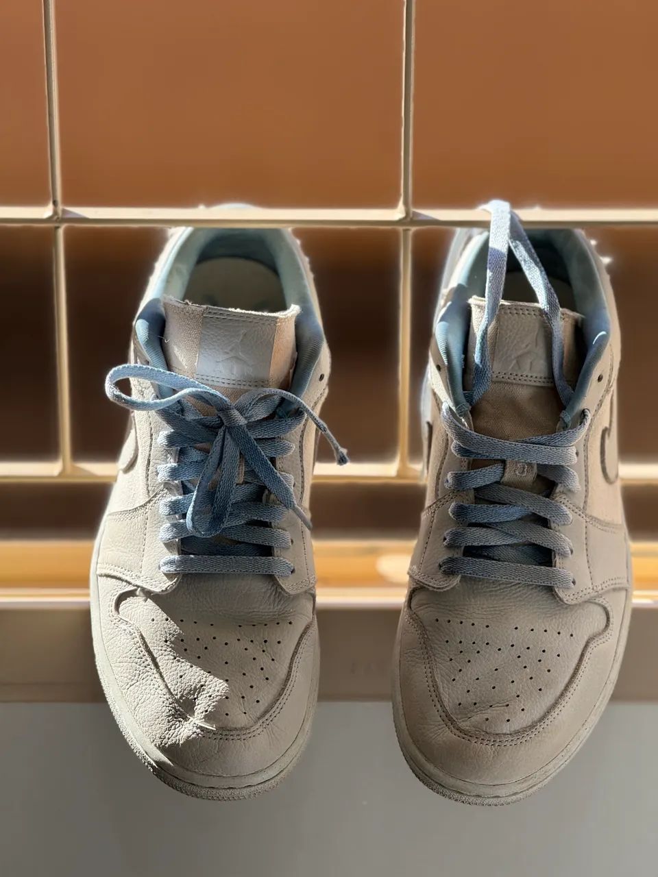 Jordan 1 low branco e azul bebê  - Foto 3