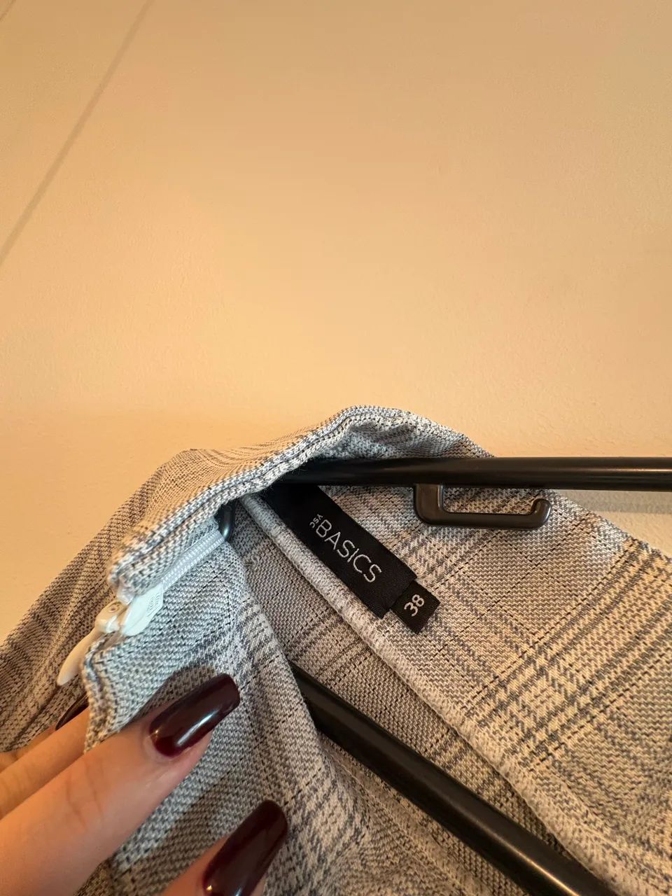 Saia curta cinza com estampa xadrez  - Foto 2