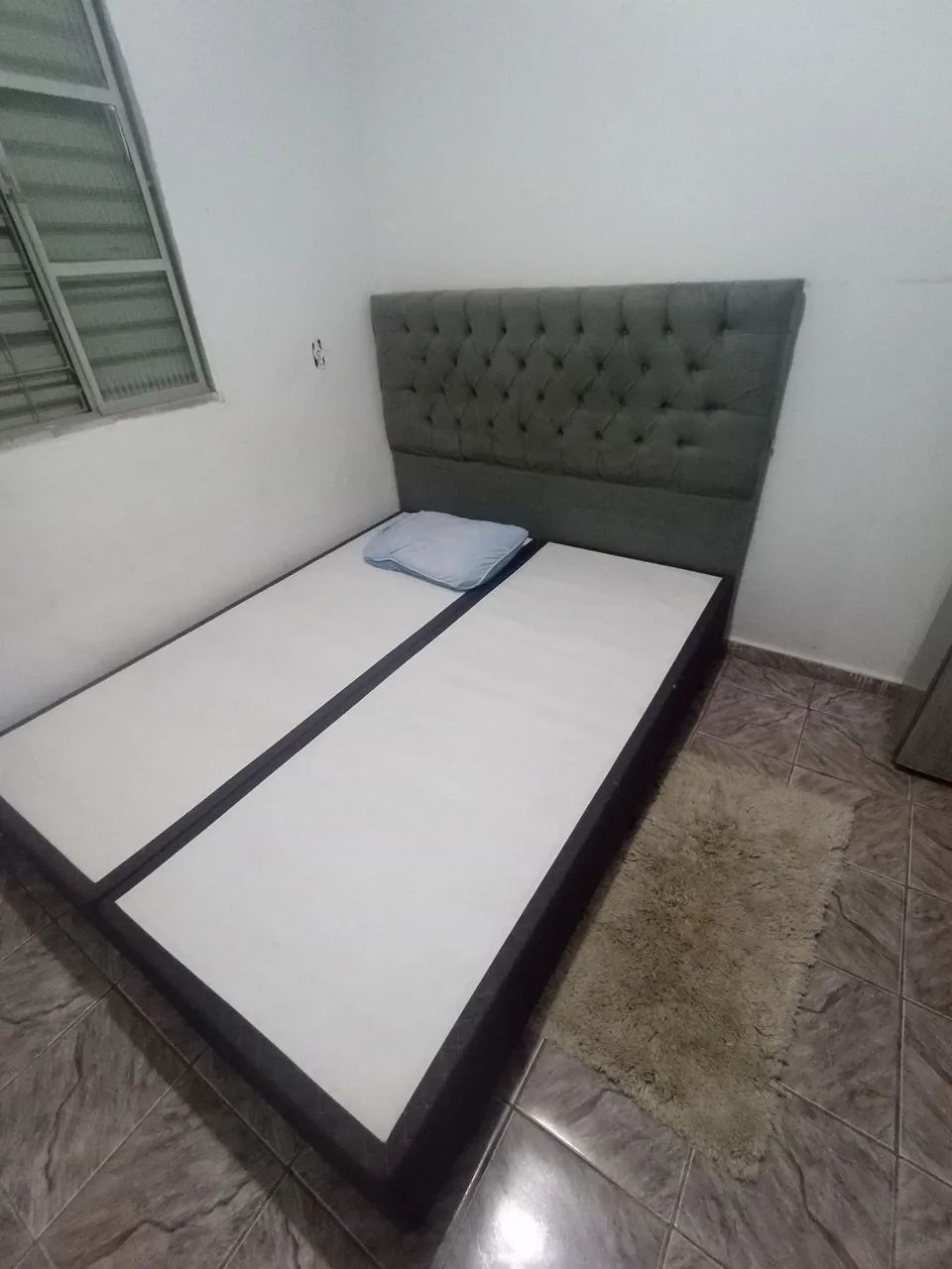 Cama Queen com cabeceira. 