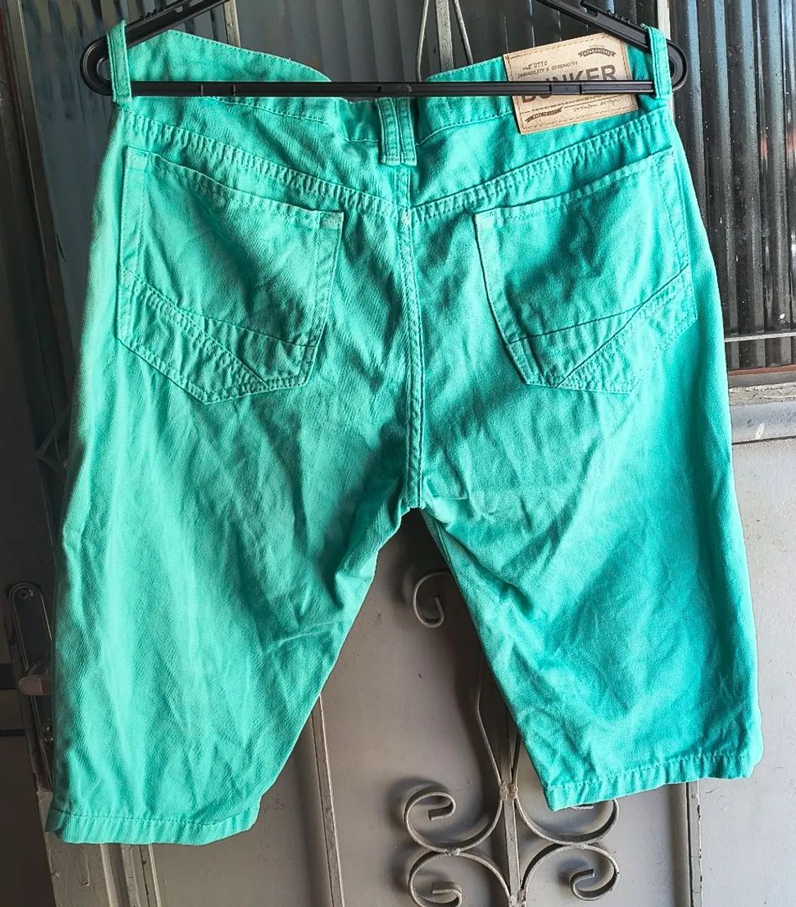 Vendo 2 bermudas semi nova no 40 e 42 .. 30 reais cada - Foto 2