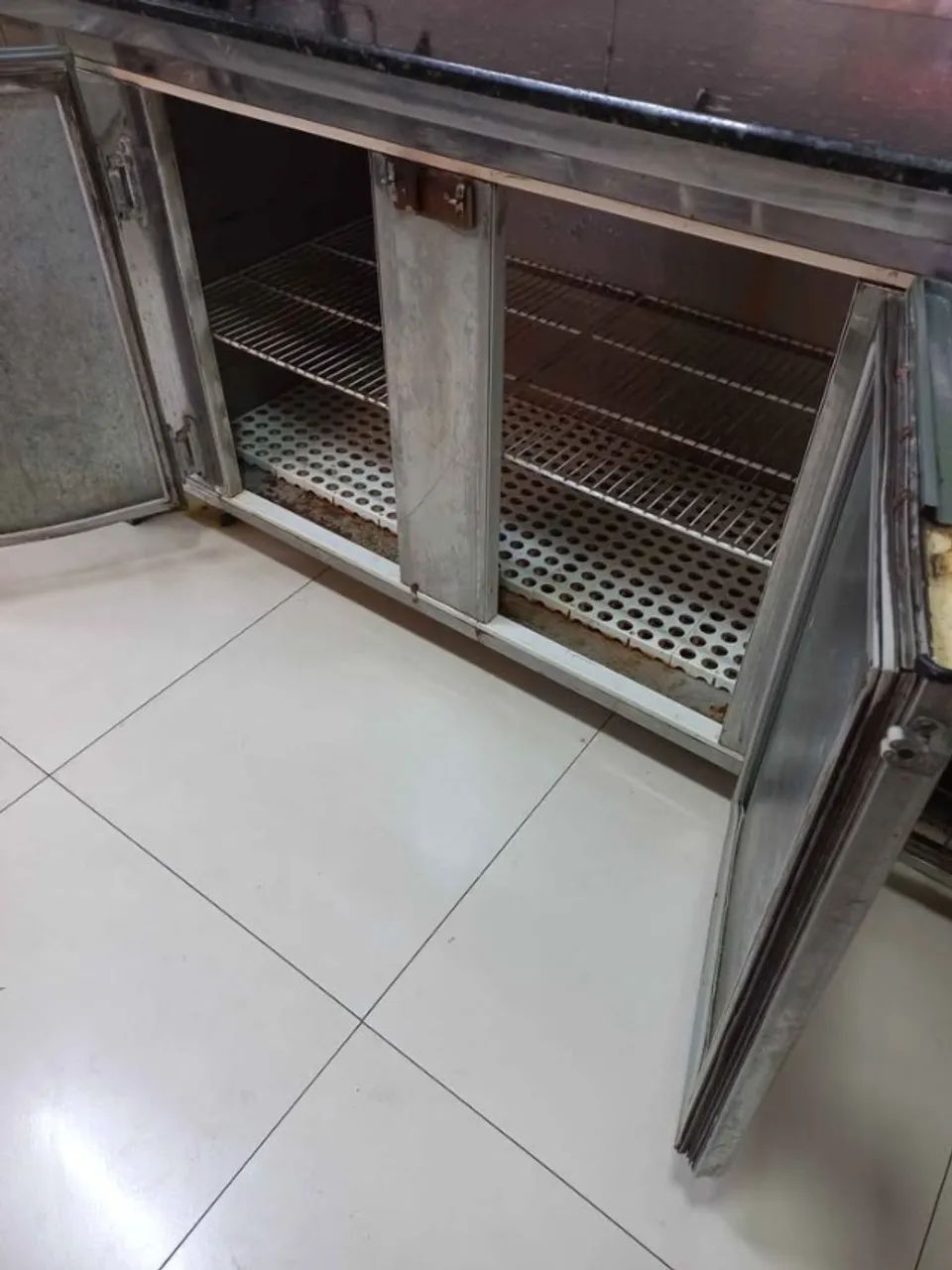 Balcão refrigerado com bancada de pedra - Foto 3