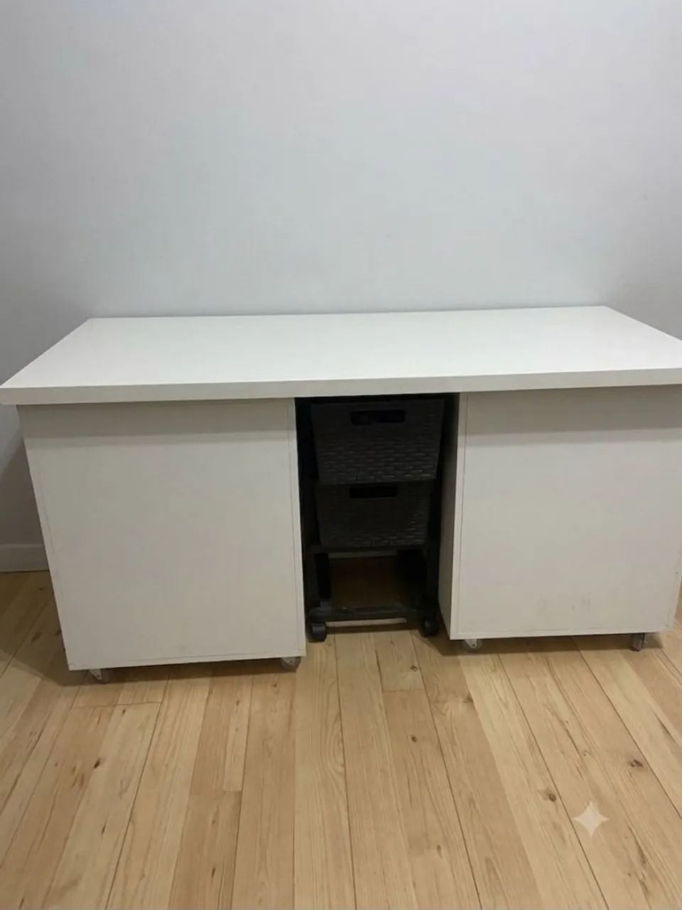 Mesa/ Nichos com rodinhas / organizador 