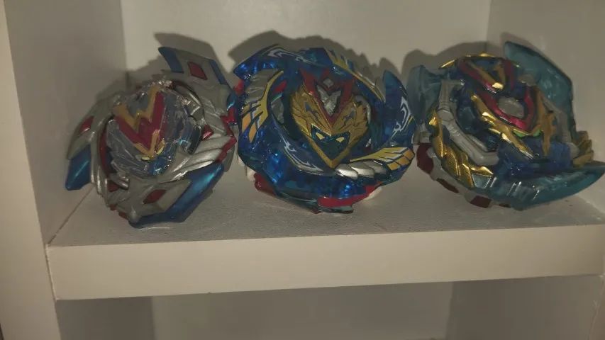 LOT BEYBLADES TAKARA TOMY: QUASE TODAS AS EVOLUÇÕES DA BEYBLADE VALQUÍRIA. tbm vendo separ - Foto 5