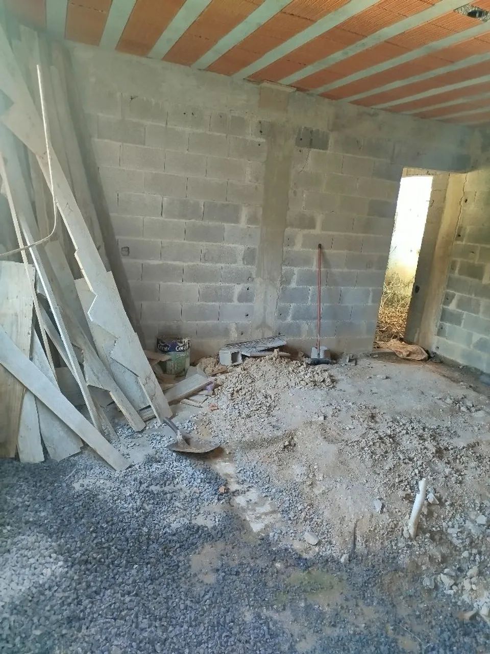 Terreno de meio lote,com casa iniciada e batida laje,dois cômodos e lavabo - Foto 4