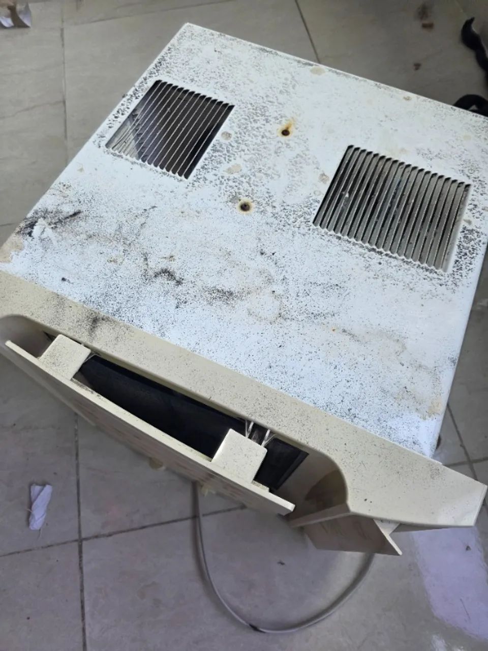 Ar-condicionado 10.000 btus gelando mas com grade quebrada Midea - Foto 2