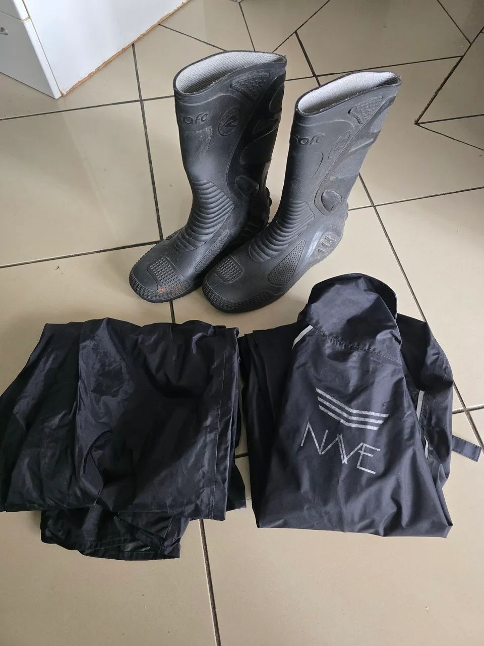 Capa de chuva também. M + bota 40
