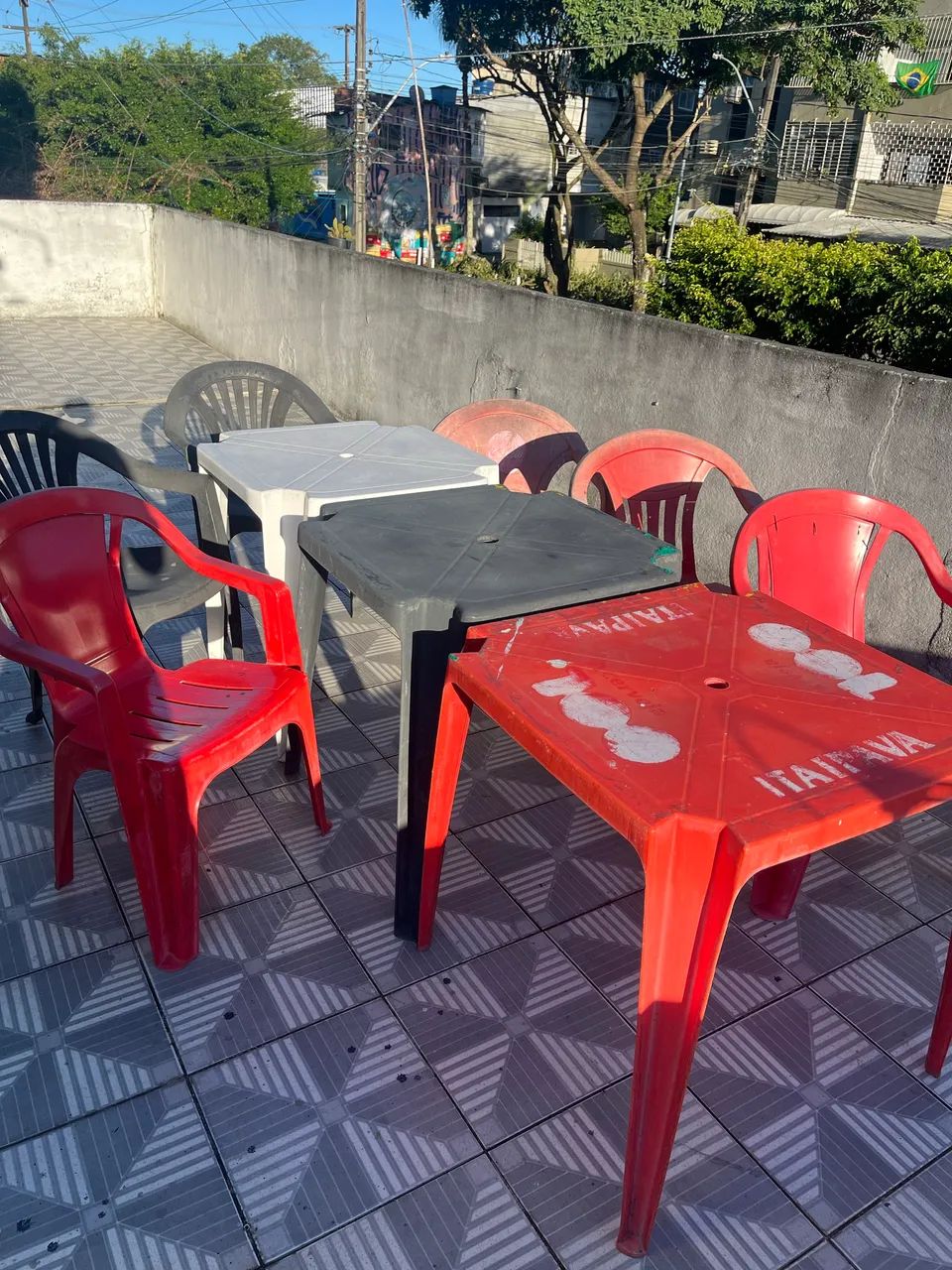 Mesas e cadeiras plásticos 