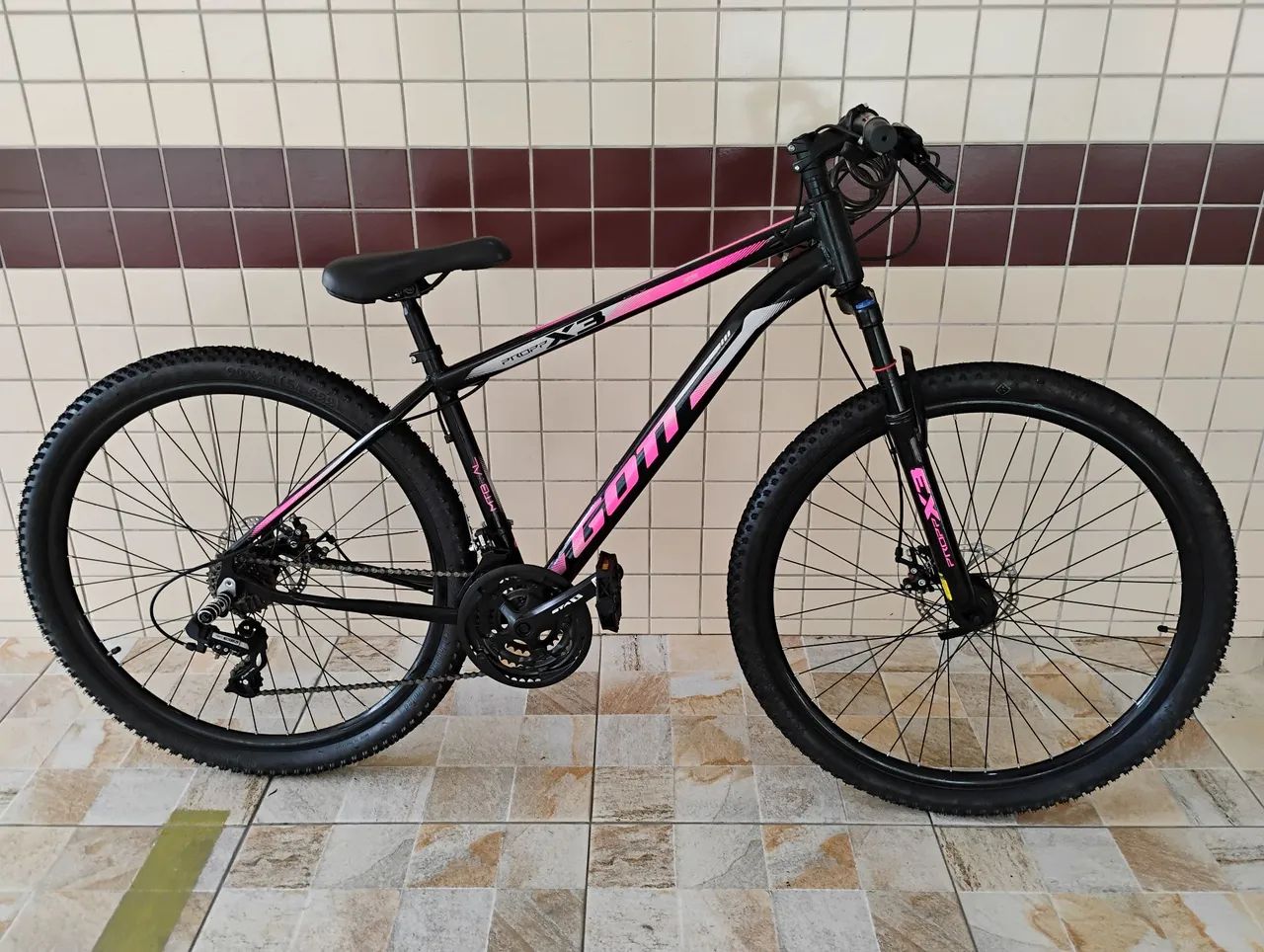 Vendo bicicleta de macha  semi nova.