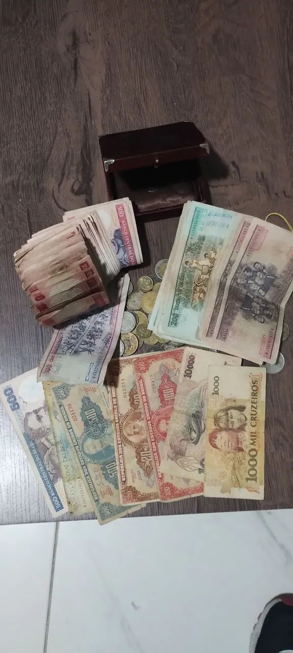 Vendo mais de 120 notas e uma caixinha de moedas frete ta grátis  - Foto 5