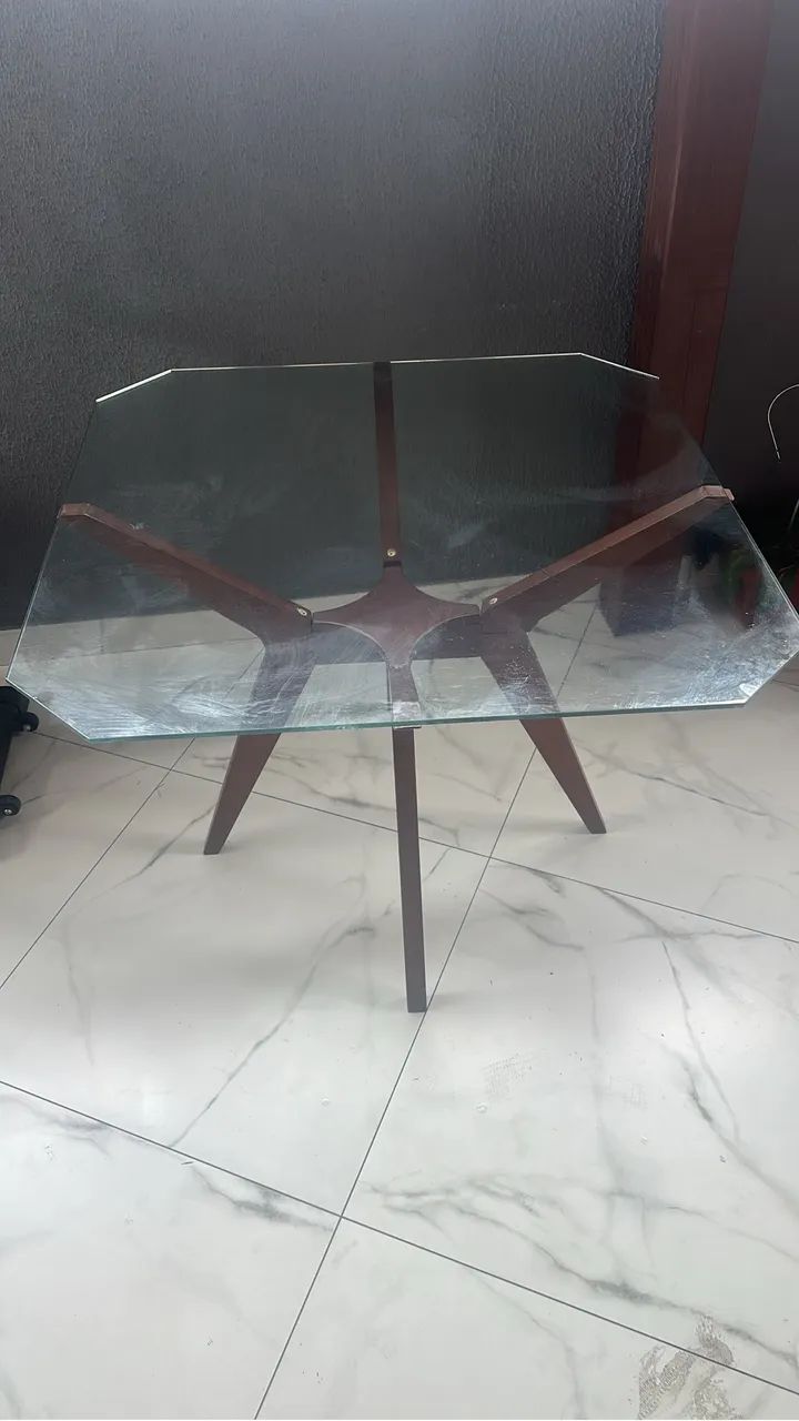 Mesa rústica com pés de madeira e tampo de vidro! - Foto 2