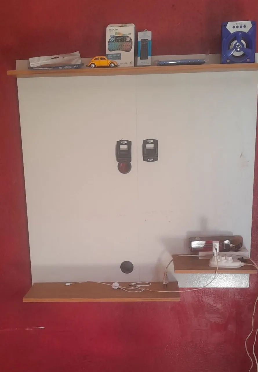 Painel suspenso Madrid para tv até 32 Polegadas- com Nichos lateral decorativos 