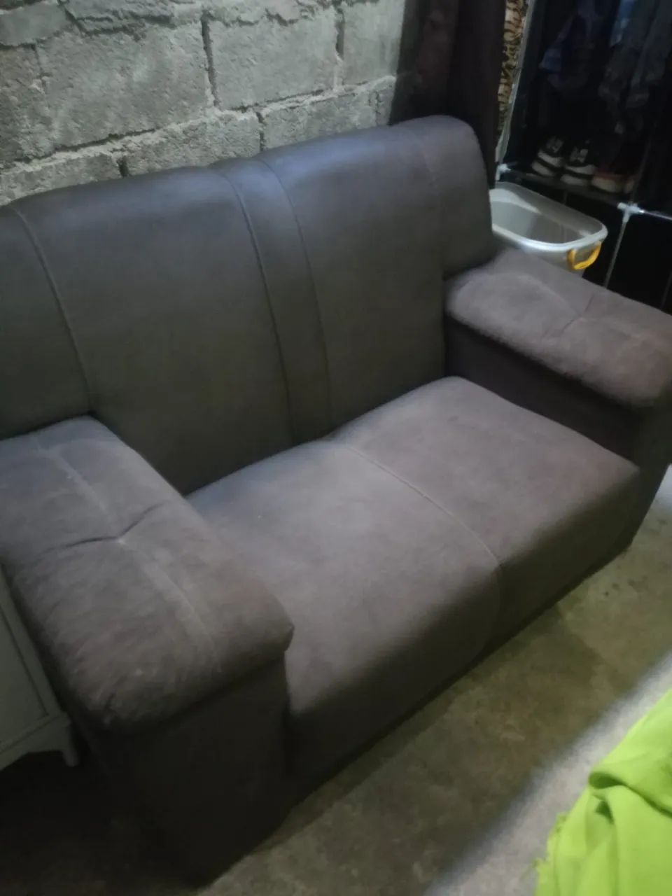 Vende se sofá usado poucas vezes 