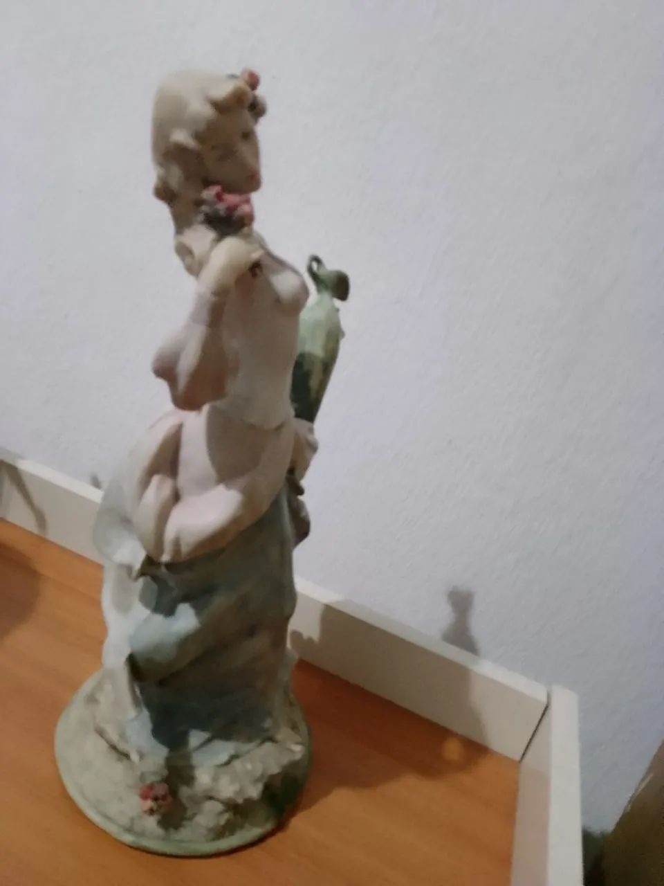 Estatueta de resina linda  - Foto 4