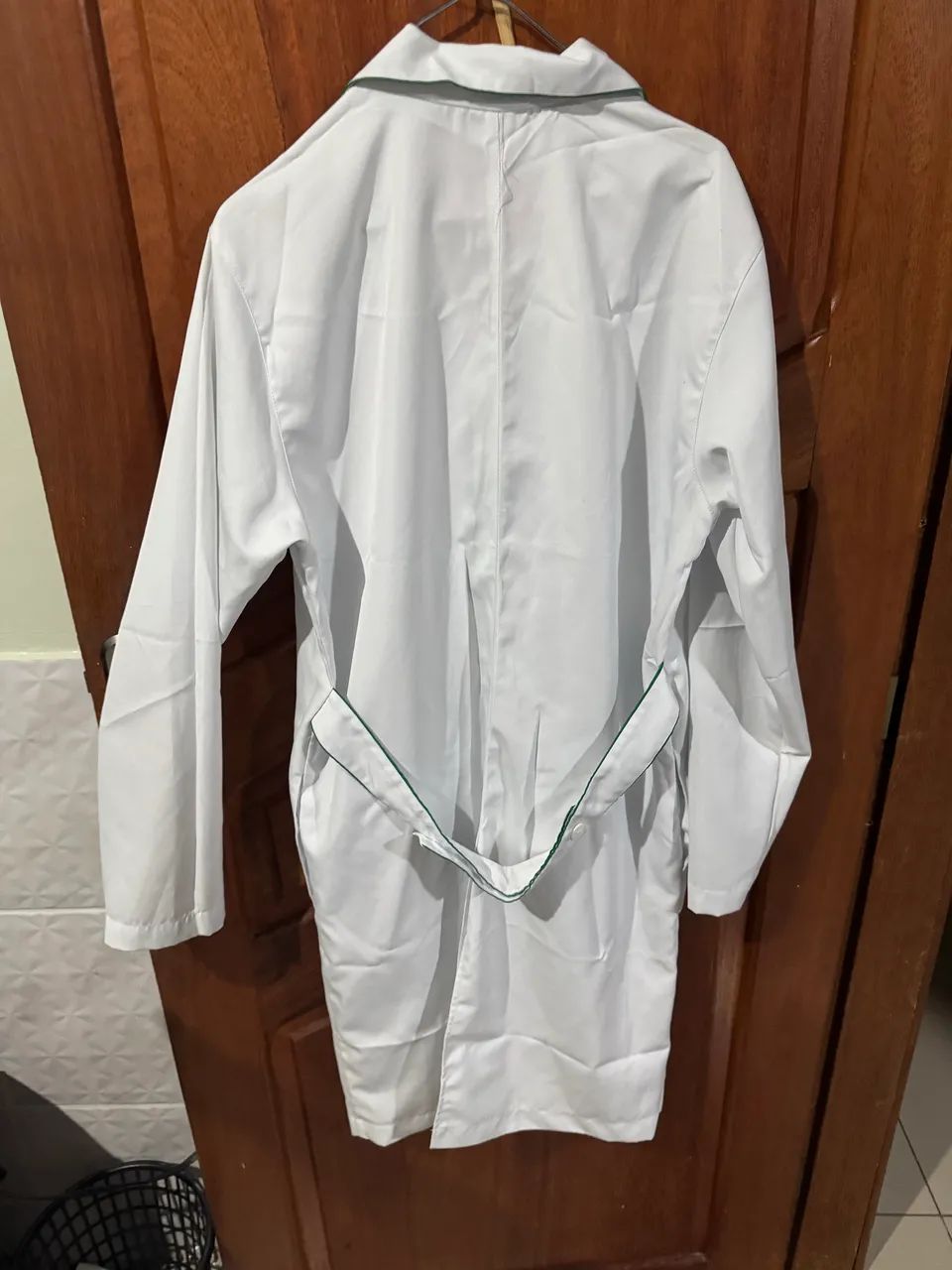 Vendo Jaleco Branco com Bordas Verdes - Foto 3