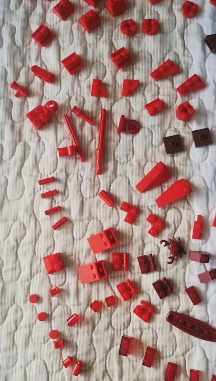 350 peças de LEGO - Tons vermelho e marrom. Diversos formatos. - Foto 3
