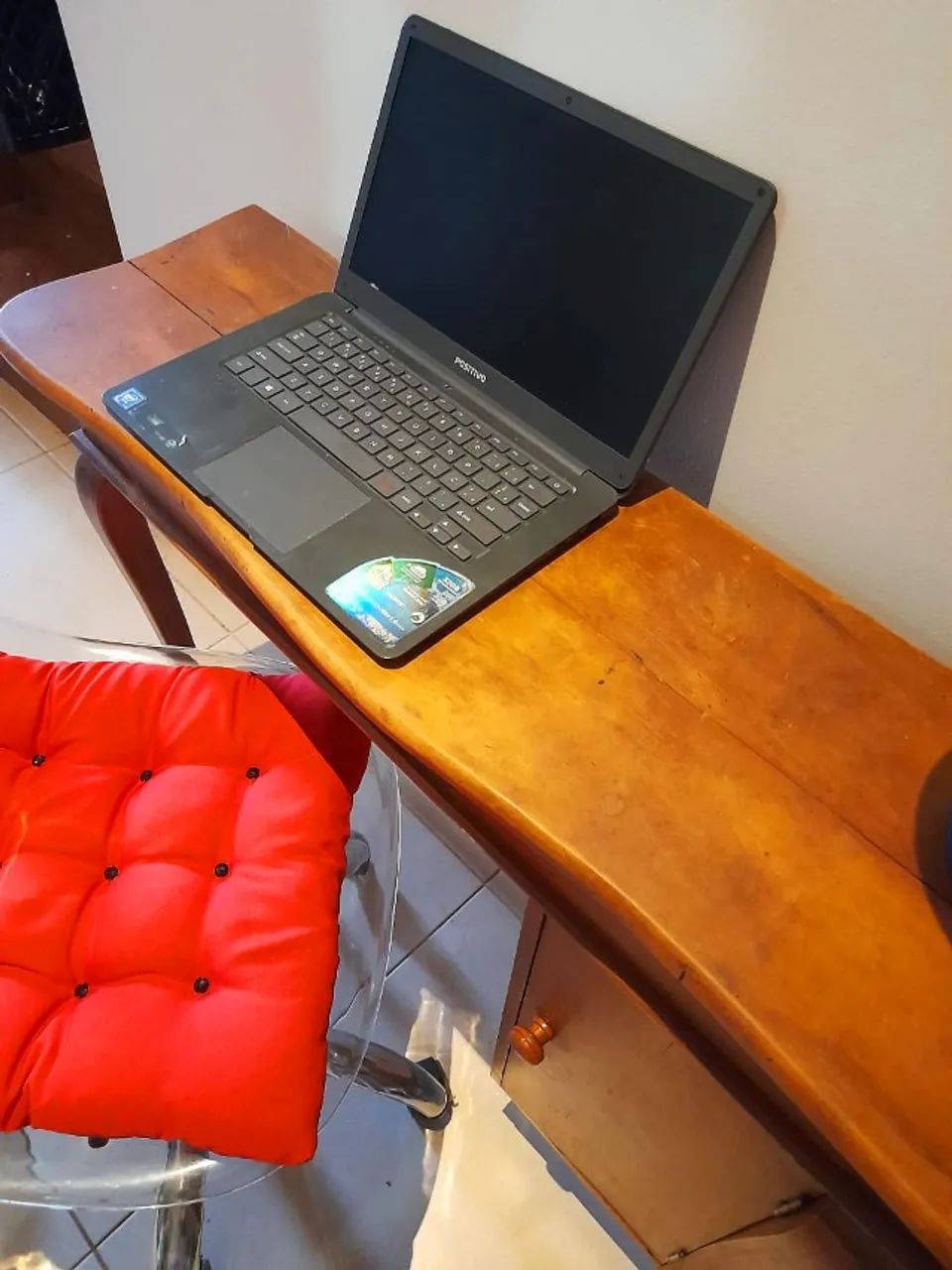 Kit Escrivaninha em Peroba Rosa + Cadeira de Acrílico com Rodas e Ajuste de Altura - Foto 5