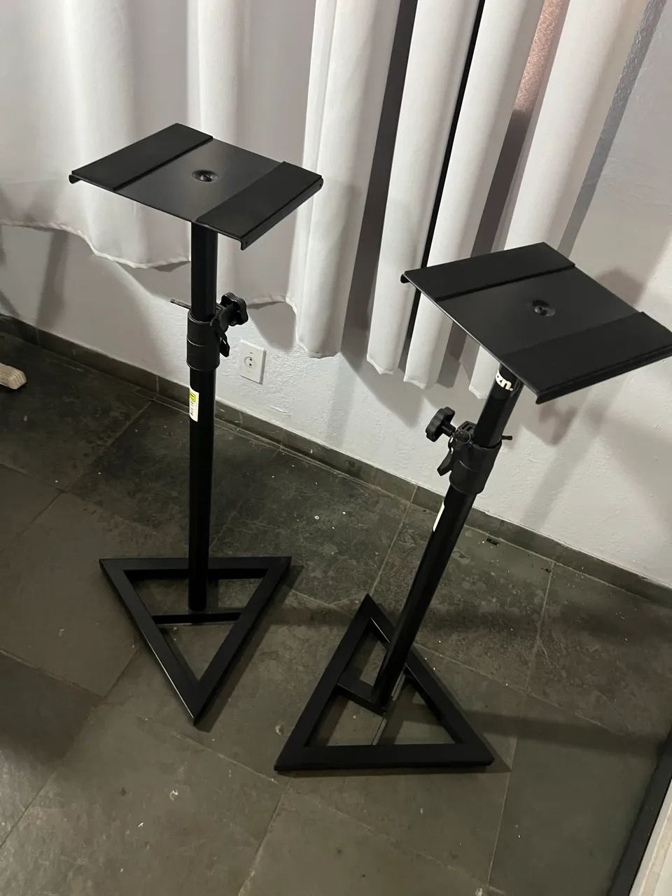 Pedestal para monitor de áudio profissional/home studio