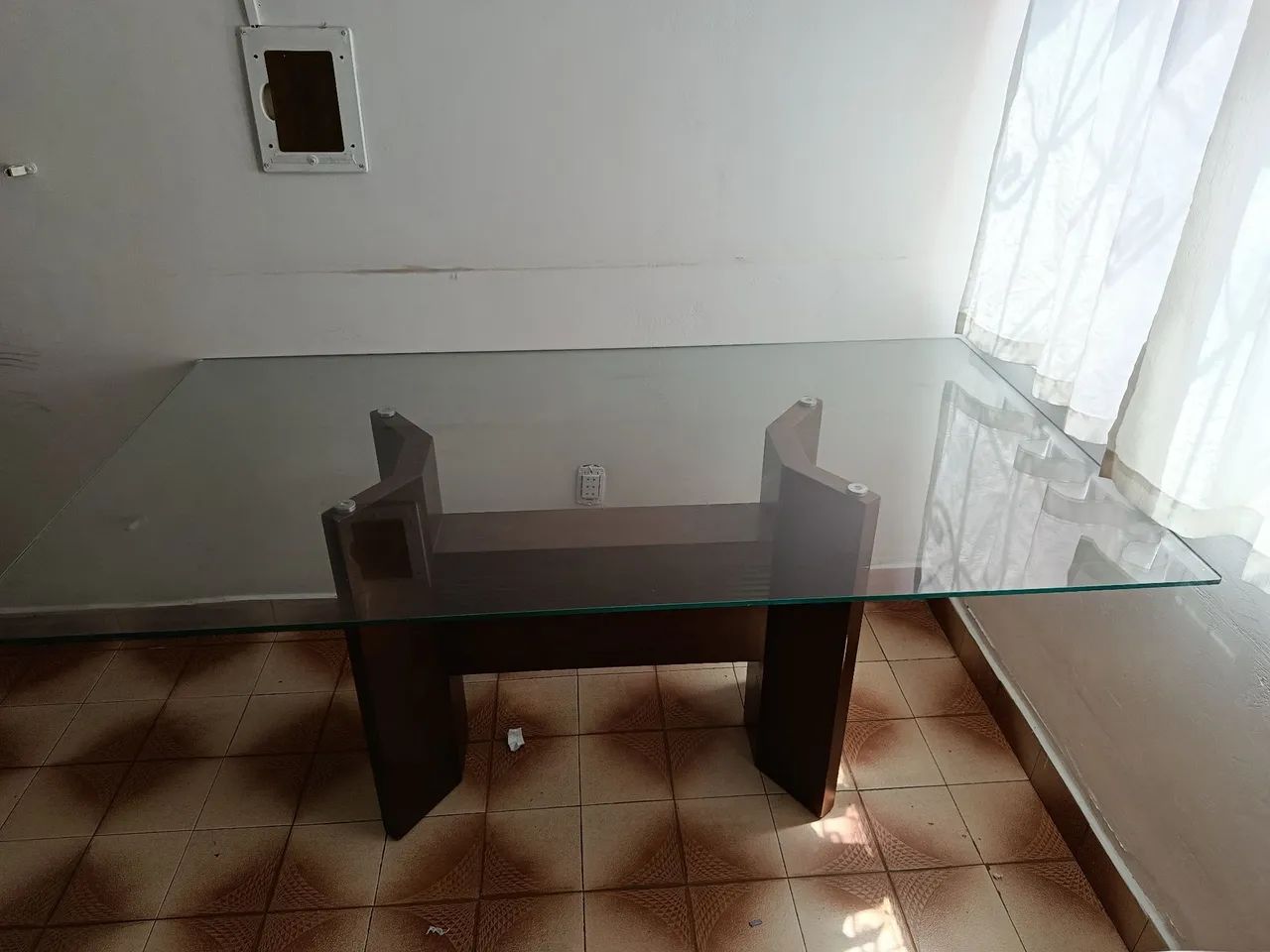Vende-se mesa com tampa de vidro