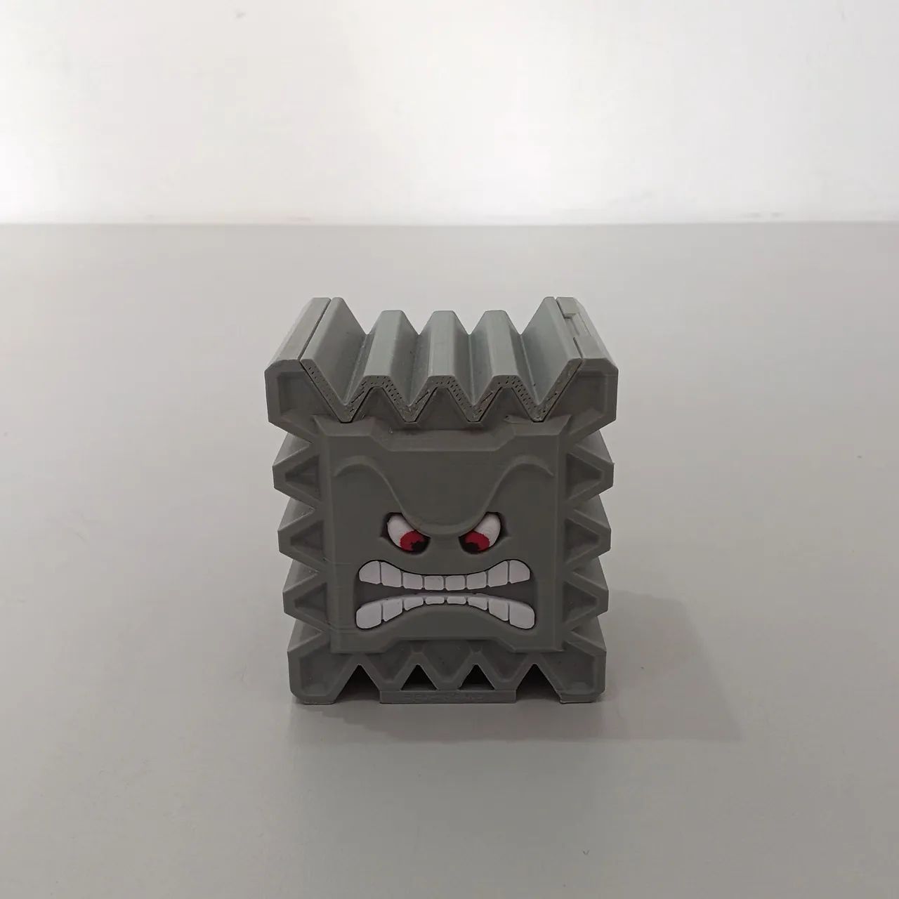 Vendo Acessório para mesa Thwomp do Super Mario Bros Semi novo 