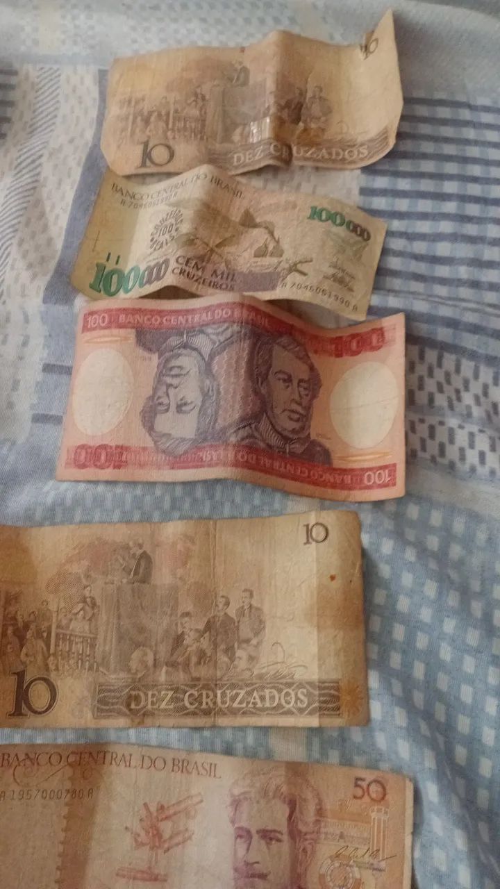 Dinheiro.   Antigo   cruzeiro.    