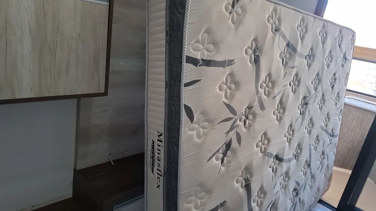 Vendo cama com colchão e criado mudo  ótimo estado  - Foto 2