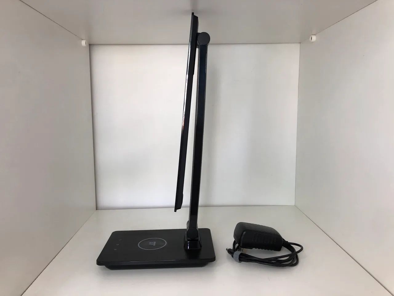 Luminária com carregador de celular - Foto 4