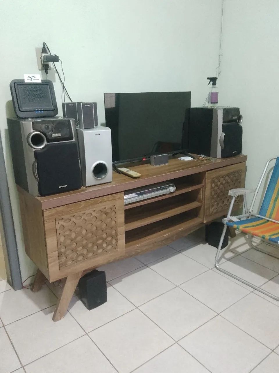 Rack e 4 caixas de som 