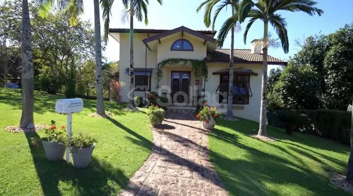 Casa para alugar com 4 quartos, 2 suite, piscina e churrasqueira em Vinhedo SP