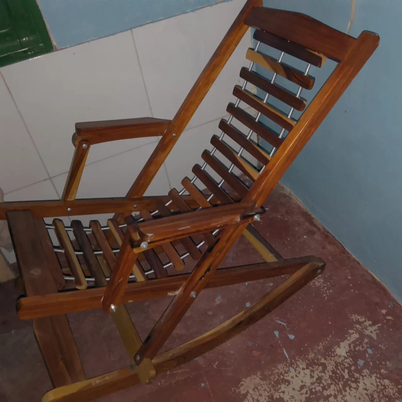 Cadeira de madeira modelada e invernizada