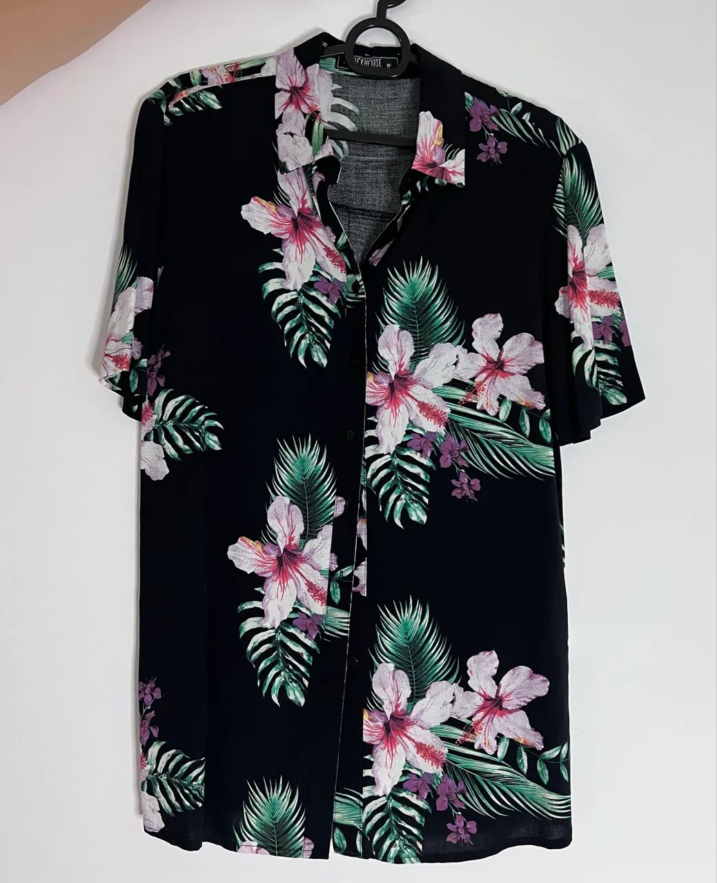 Camisa Floral Tropical Preta em Viscose Leve 