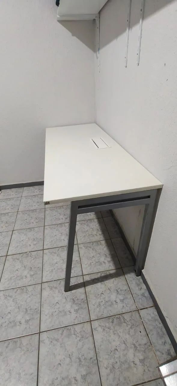 Mesa 1,80 x 0,70 com tomadas