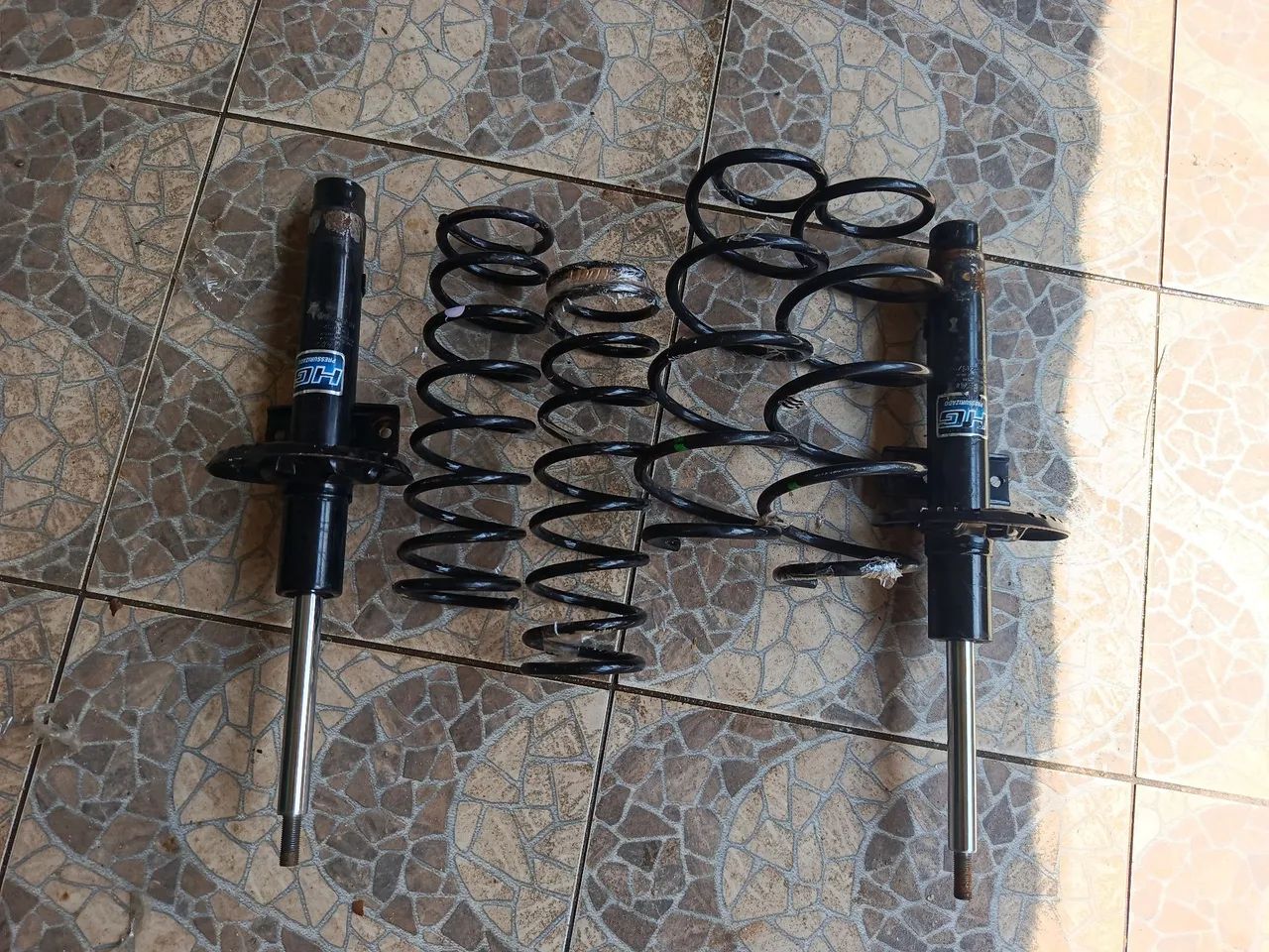 Vendo 4 molas e 2 amortecedor dianteiro  do gol g8  - Foto 2