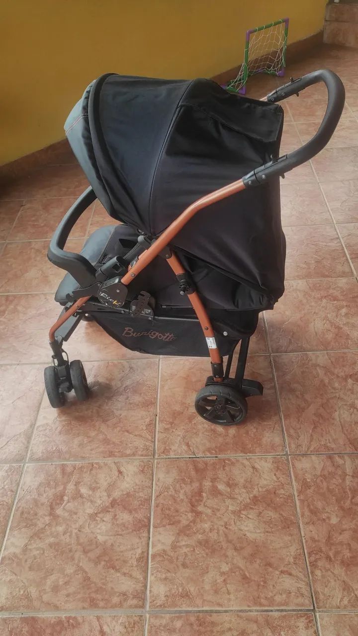 Carrinho de bebê com bebê conforto 