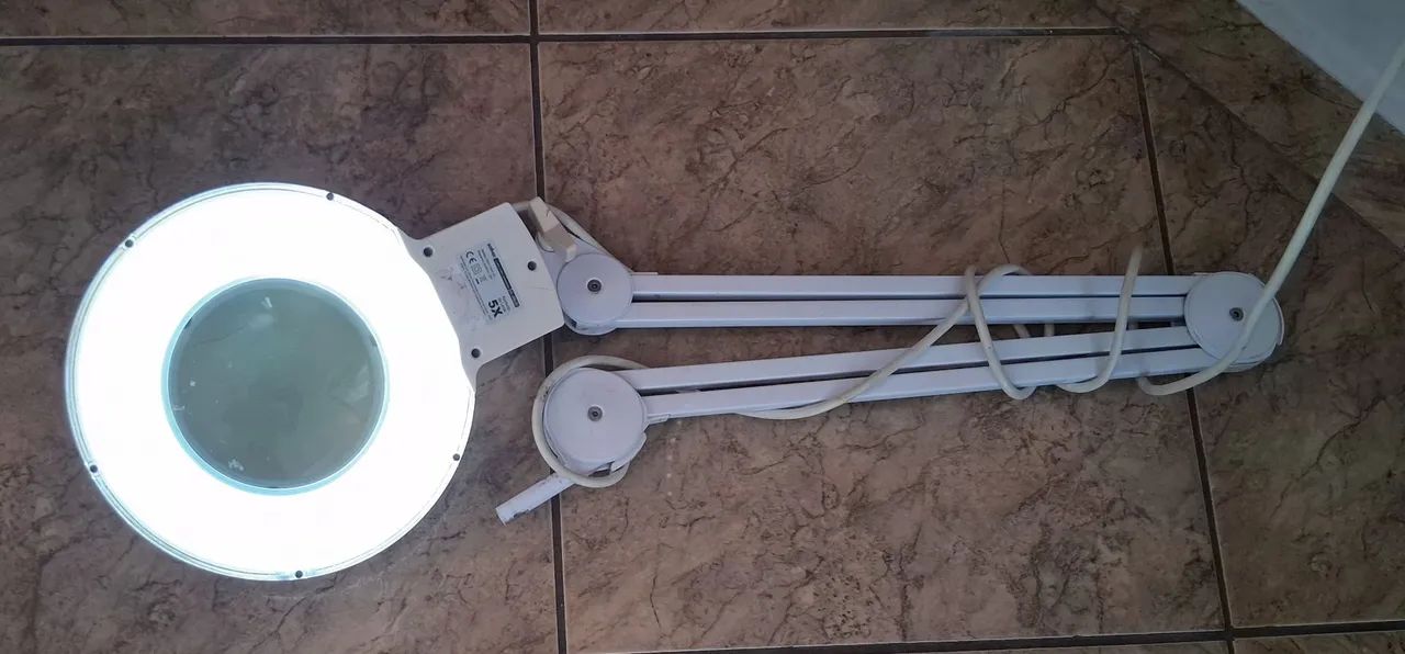 Luminária com lupa articulada de bancada  - Foto 3