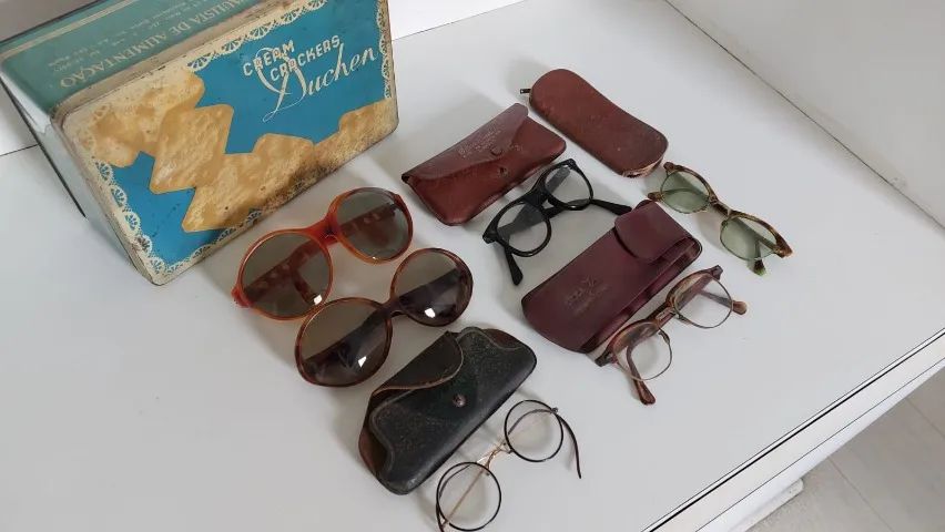 Óculos antigos com caixa de biscoito - Foto 2